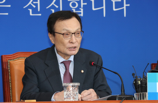 이해찬 더불어민주당 대표가 30일 국회 당대표회의실에서 열린  제11차 정기 기자간담회에서 모두발언하고 있다. 연합뉴스